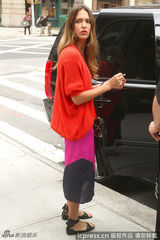 组图：阿尔芭桃红拼接裙养眼迷人