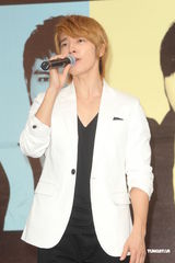 组图：SJ-M台北签唱会 兄弟情深互喂台湾小吃