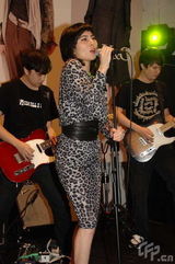 幻灯图：何超仪与偶像乐队合作 张静初拒谈男友