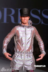 幻灯图：梁咏琪红色深V领礼服裙亮相秀场 艳光四射