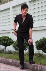 组图：耿乐香港宣传新剧首播 拍写真展型格魅力