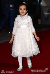 组图：童星葛素媛亮相大钟红毯 豁牙开心笑