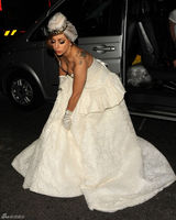 组图：Lady Gaga身穿白纱亮相伦敦 对镜大献飞吻