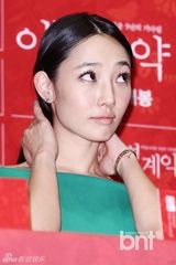 组图：白百何穿荷叶裙险走光 与彭于晏比爱心