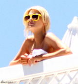 幻灯图：希尔顿裹浴巾享受日光 疯狂派对玩翻跟头