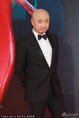 组图：徐峥黑西装亮相 表情略囧光头亮