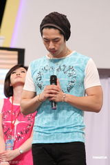 组图：萧亚轩昆凌等港台百位明星同台为公益开唱