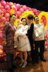 李小璐爱女百日宴 贾乃亮父母现身其乐融融(图)