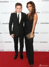 组图：贝嫂大秀美背 带帅儿子亮相女性大奖红毯