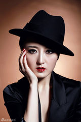 组图：何晴中性风写真展性感与妩媚