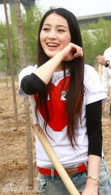 幻灯：《水浒》剧组还愿 甘婷婷黄河边种英雄树