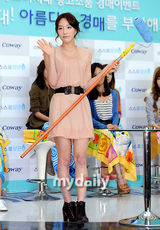 组图：少女时代参加慈善拍卖 筹善款帮单身妈妈