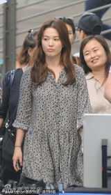 组图：宋慧乔拍公益片与小学生打成一片展亲和力