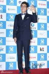 组图：韩国际喜剧节红毯挤胸熊抱肉搏精彩不断