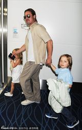 高清图：皮特牵儿女变超级奶爸 女儿抱毛毯羞涩