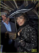 组图：Lady Gaga羽毛头饰现身街头表情搞怪