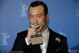 组图：柏林电影节影帝廖凡淡定领奖 梁朝伟颁奖