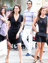 组图：准王妃凯特婚前亮相伦敦街头 着深V裙引围观 