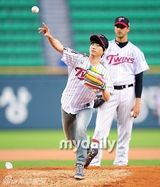 组图：Tablo姜惠贞夫妇任棒球赛嘉宾恩爱亮相