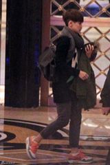 组图：何韵诗出柜后捞金势头更猛 橙色潮鞋闪爆