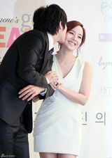 高清组图：韩星柳真结婚记者会 与老公甜蜜大秀恩爱