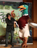 高清图：IU等出席《走出院子的母鸡》制作发布会