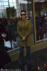 组图：昔日艳星彭丹穿制服现身英气十足