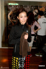 高清图：容祖儿为演唱会彩排 地狱式拉筋刻苦训练