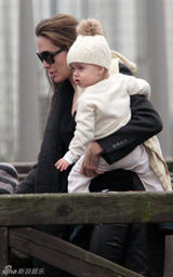 幻灯图：朱莉皮特现身威尼斯 全家秀帽子争做潮人