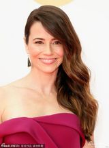 组图：《广告狂人》琳达-卡德里尼玫红裙美艳