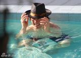 组图：汤姆-克鲁斯半裸载歌载舞 泳池玩水仍绅士