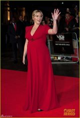 组图：温丝莱特明艳红裙手摸孕肚罩杯升级