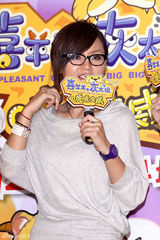 幻灯组图：周笔畅耍酷扮可爱 棒棒堂平底锅当贺礼 