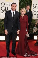 组图：娜奥米-沃茨枣红色礼服散发迷人气质