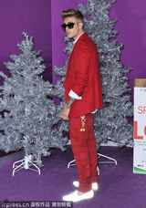 组图：比伯红西装亮相首映红毯 当众献吻妈咪