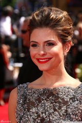 高清组图：艾美奖红毯 玛丽亚-曼努诺斯秀美背