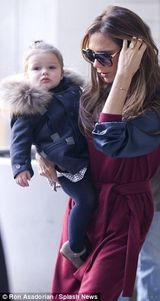 组图：贝嫂单手抱女秀巨钻 小七嘟嘴冲镜头卖萌