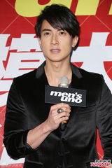 组图：吴尊出席男模赛被起哄脱光面露尴尬