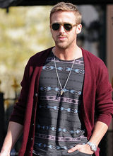 组图：瑞恩-高斯林街拍 酒红色开衫毛衣搭牛仔裤