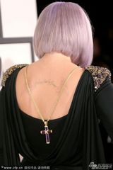 组图：凯莉-奥斯本亮相秀蜂腰肥臀 露背装性感