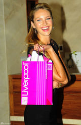 组图：超模坎蒂丝墨西哥走秀 蕾丝黑裙走光