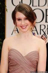 高清组图：泰萨-法米加桃心领礼服扮清纯萝莉