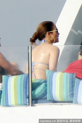 组图：洛佩兹举家坐游艇度假 裹浴巾秀丰满半球