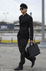 组图：吴奇隆街拍大集合 多款造型帅气登场