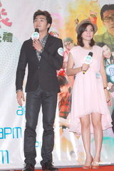 组图：Ella获男粉丝送钻戒 首度搭档贺军翔