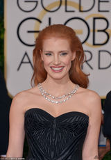 组图：查斯坦气质不凡 抹胸黑裙丰满上围