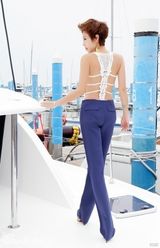 组图：韩星黄慧英夏日写真秀美背