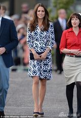 组图：凯特印花连衣裙探访澳洲 与威廉亲手种树