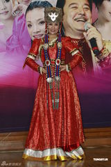 组图：腾格尔等助阵少数民族演唱会 加入流行元素