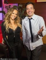 组图：玛丽亚-凯莉爆乳露深沟 扇子遮胸前春光